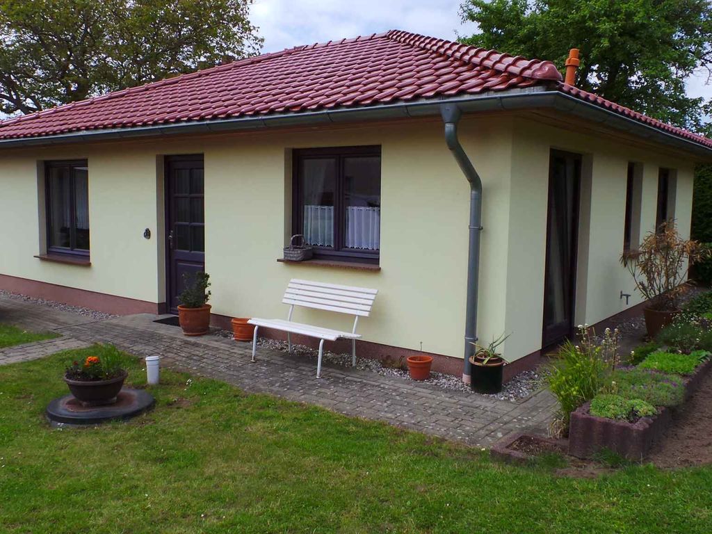 Ferienhaus mit Terrasse und Garten detail 1