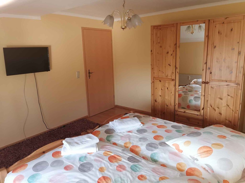 Ferienwohnung mit Blick zum kleinen Jasmunder Bodden und Gartensitzplatz detail 3