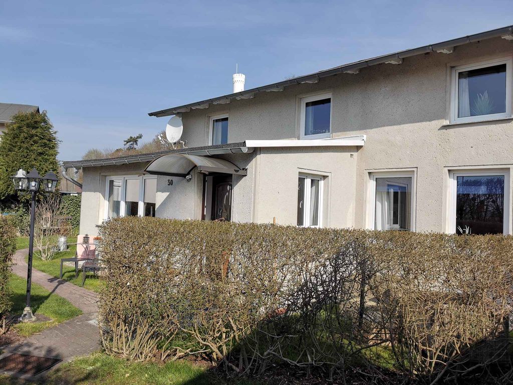 Ferienwohnung mit Blick zum kleinen Jasmunder Bodden und Gartensitzplatz detail 1