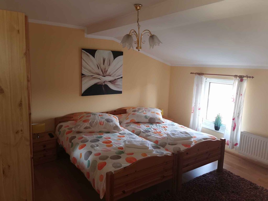 Ferienwohnung mit Blick zum kleinen Jasmunder Bodden und Gartensitzplatz detail 2
