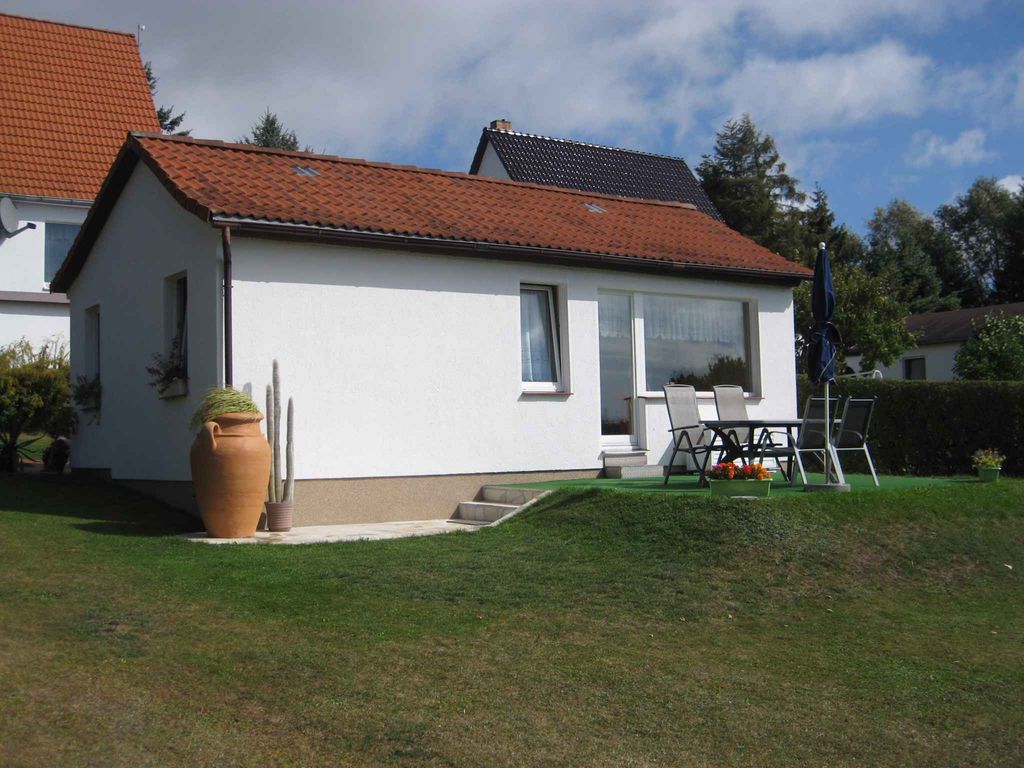 Ferienhaus mit Terrasse direkt am Wasser detail 1