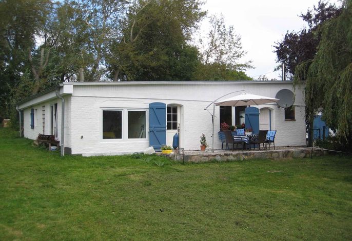 Ferienhaus mit Terrasse und großer Sonnenwiese
