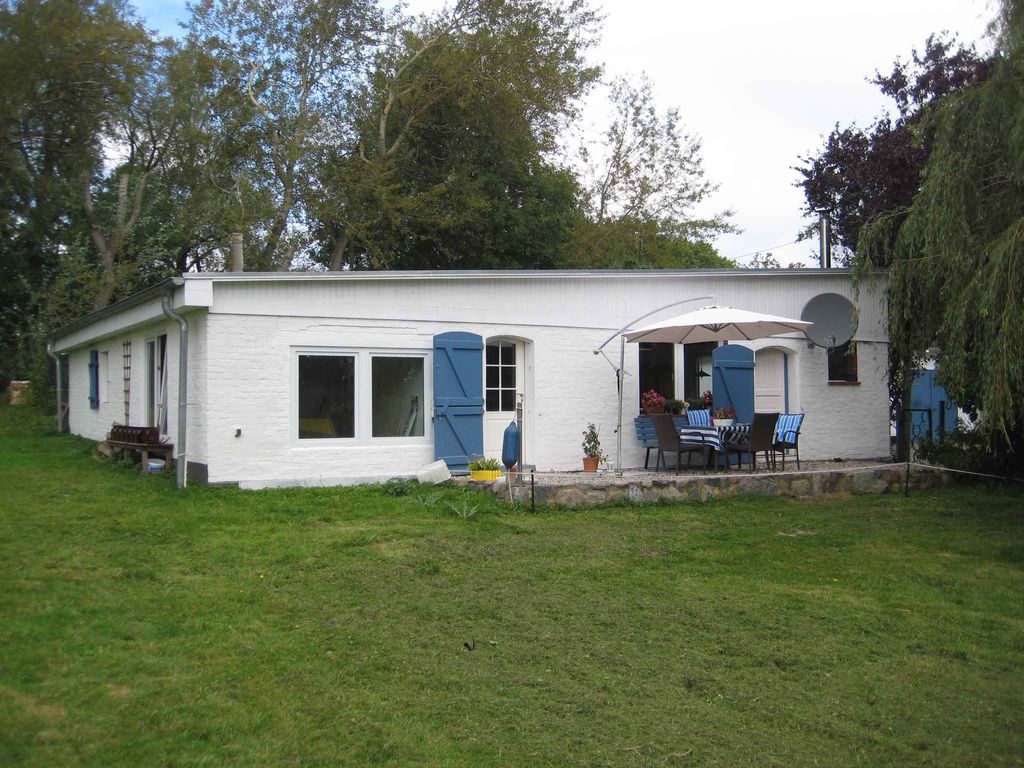 Ferienhaus mit Terrasse und großer Sonnenwiese
