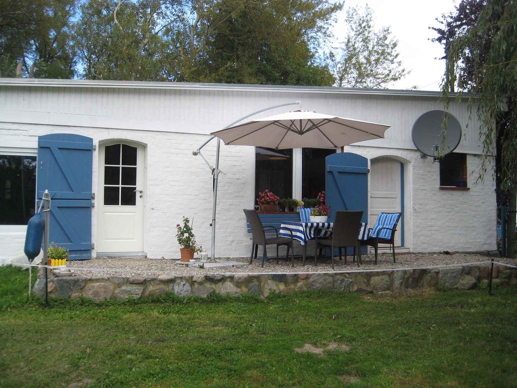 Ferienhaus mit Terrasse und großer Sonnenwiese detail 1