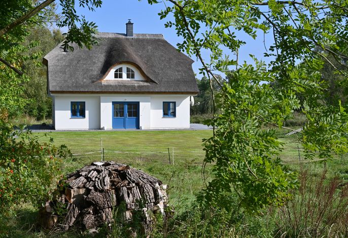 Ferienhaus mit Reetdach, großem Grundstück und Privatweg zum Hafen