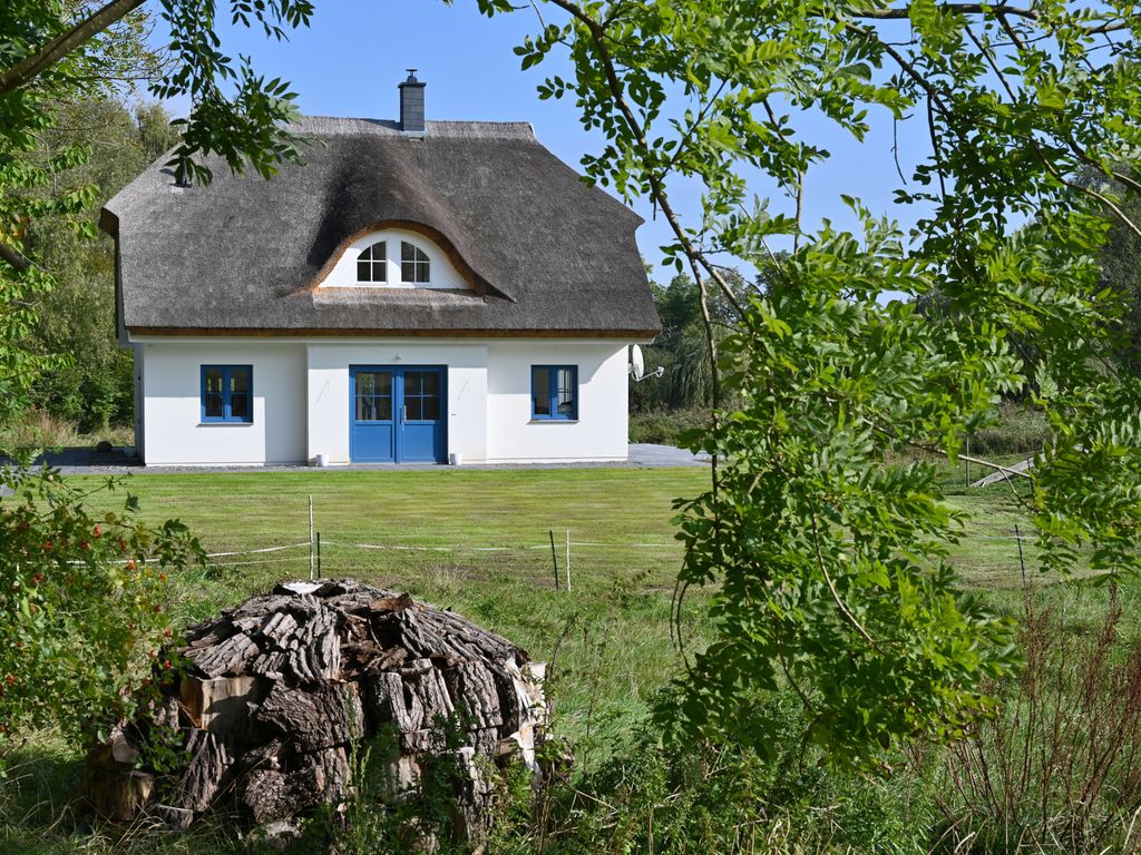 Ferienhaus mit Reetdach, großem Grundstück und Privatweg zum Hafen