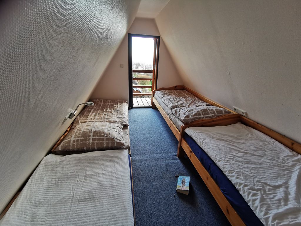 Haus 2 (53qm mit Schlafzimmer mit 4 Schlafplätzen, offener Wohnbereich mit Küche und Meerblick -max 4 Personen) - Reetdach Ferienhäuser Rügen detail 1