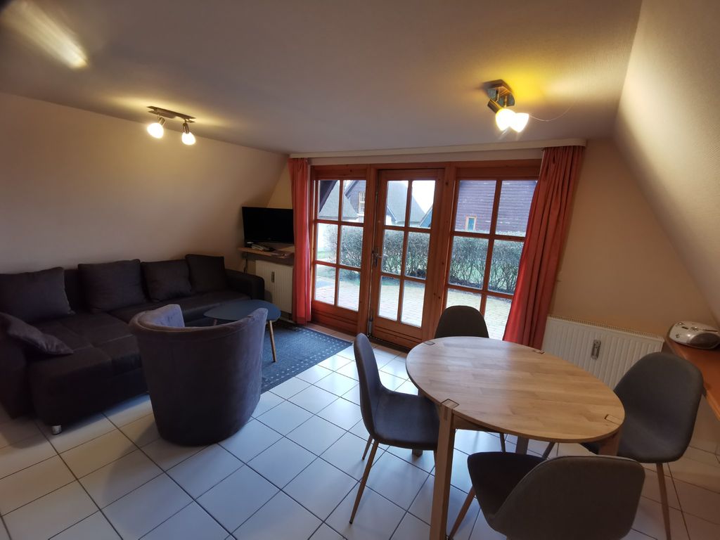 Haus 3  (53qm mit Schlafzimmer mit 4 Schlafplätzen, offener Wohnbereich mit Küche und Meerblick -max 4 Personen) - Reetdach Ferienhäuser Rügen detail 1