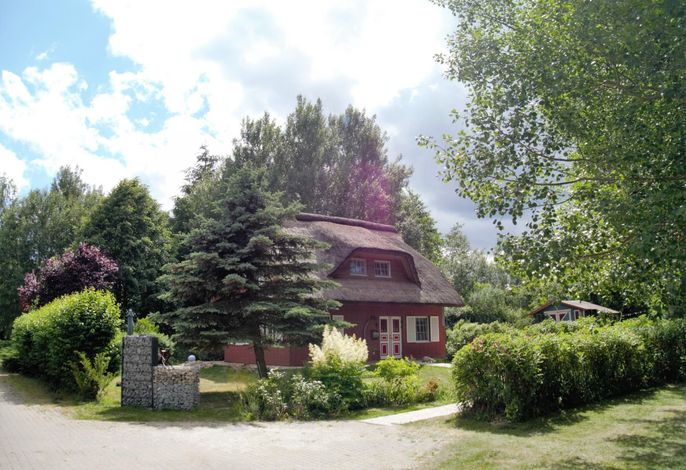 Idyllisches Reetdachhaus mit großem Garten