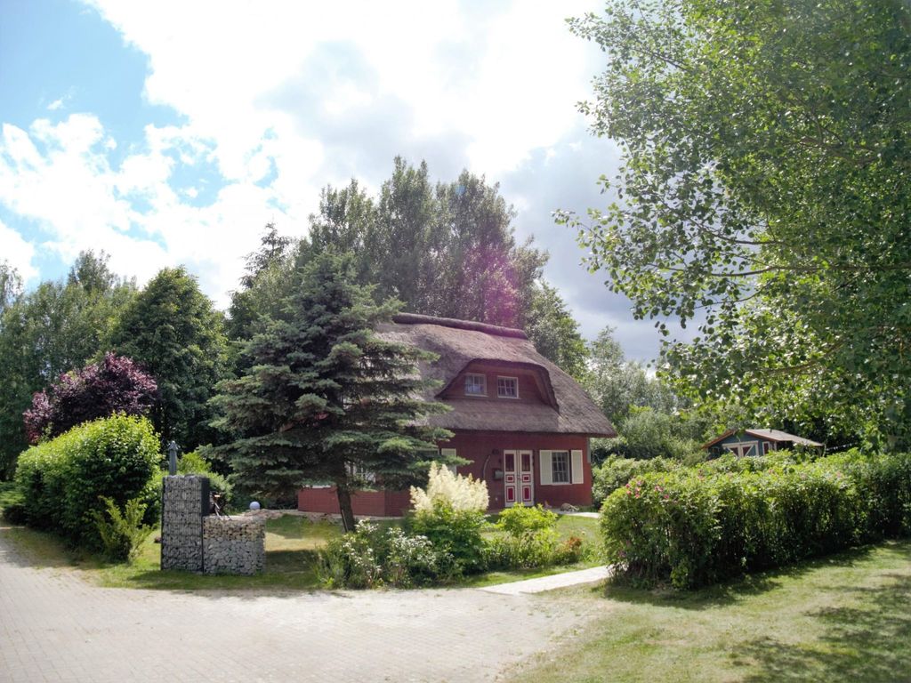 Idyllisches Reetdachhaus mit großem Garten