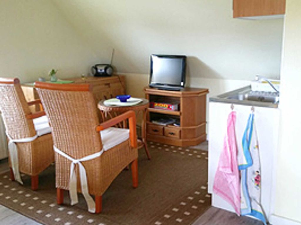 Ferienzimmer unterm Reetdach Lütt Partie - Ferienzimmer unterm Reetdach in Plogshagen/Hiddensee detail 1