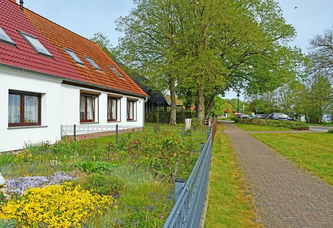 Ferienwohnung mit Sitzecke im Garten am Bodden in Ralswiek