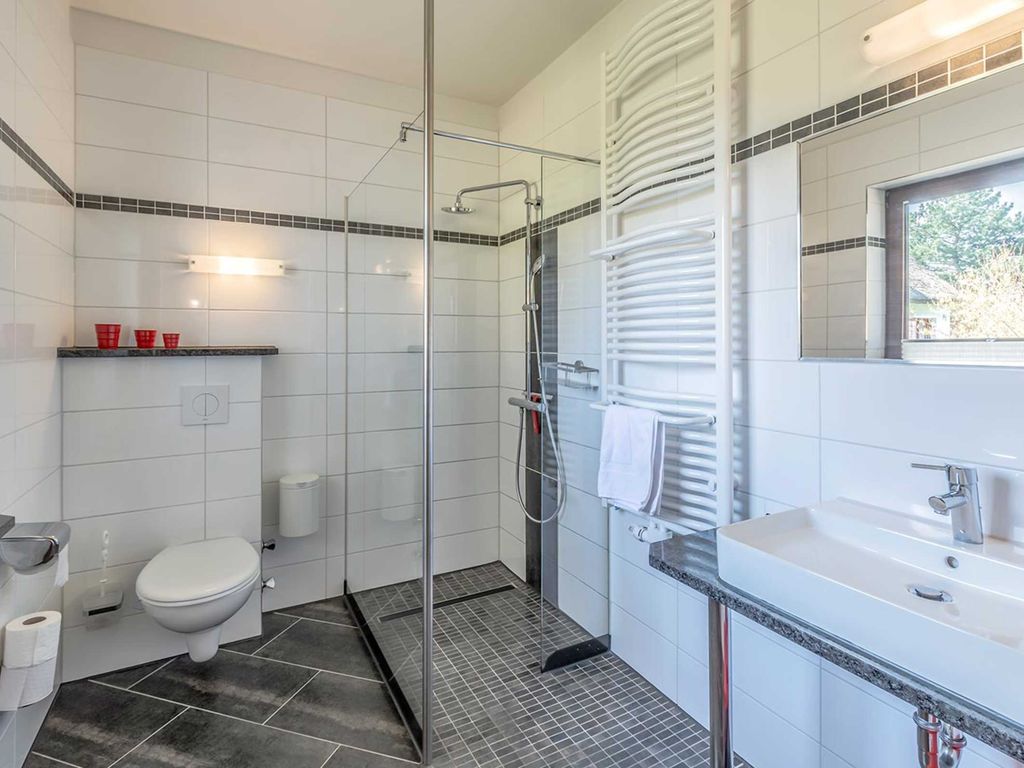 01 Ferienwohnung am Deich mit Terrasse - schöne Ferienwohnungen zwischen Deich und Wellen detail 4