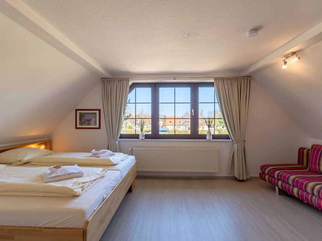 05 Ferienwohnung am Deich mit Balkon - schöne Ferienwohnungen zwischen Deich und Wellen detail 4