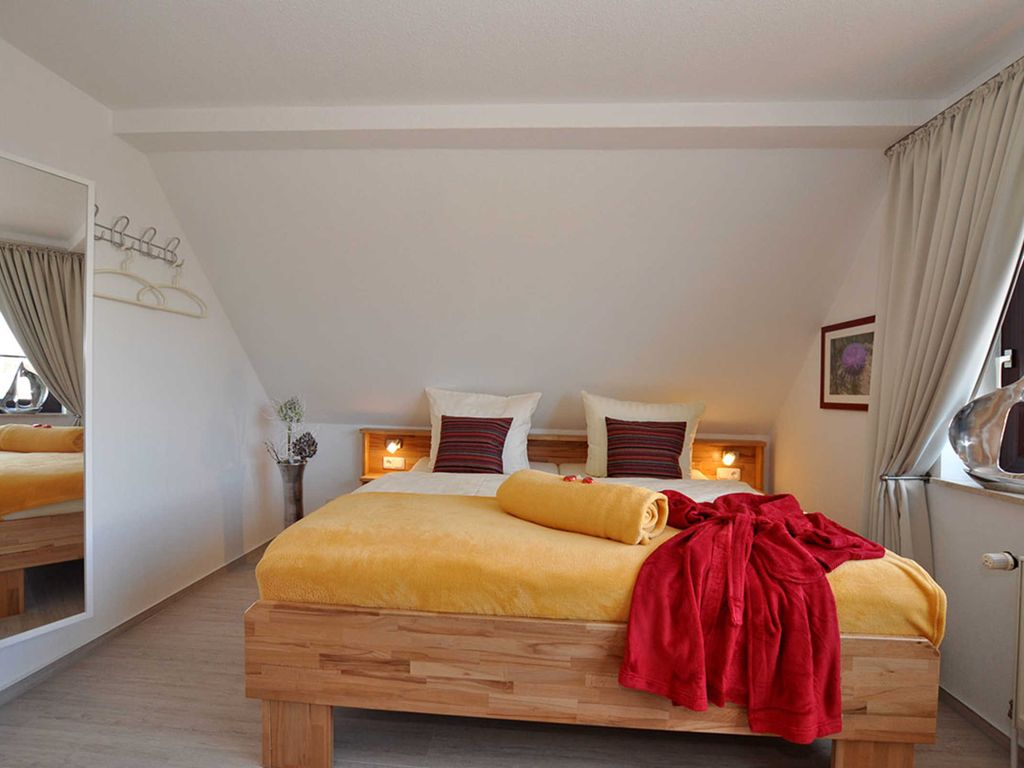 05 Ferienwohnung am Deich mit Balkon - schöne Ferienwohnungen zwischen Deich und Wellen detail 3