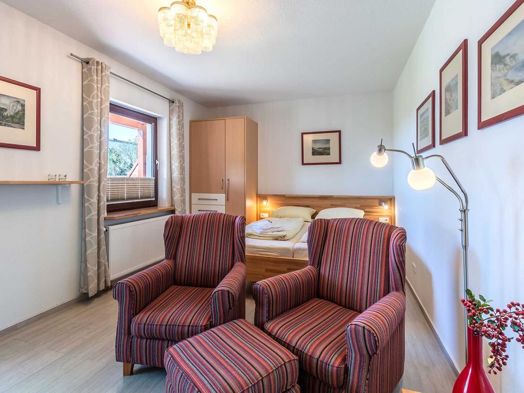 04 Ferienwohnung am Deich mit Terrasse - schöne Ferienwohnungen zwischen Deich und Wellen detail 1