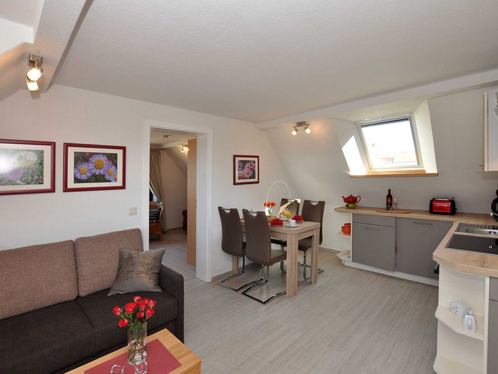 05 Ferienwohnung am Deich mit Balkon - schöne Ferienwohnungen zwischen Deich und Wellen detail 1