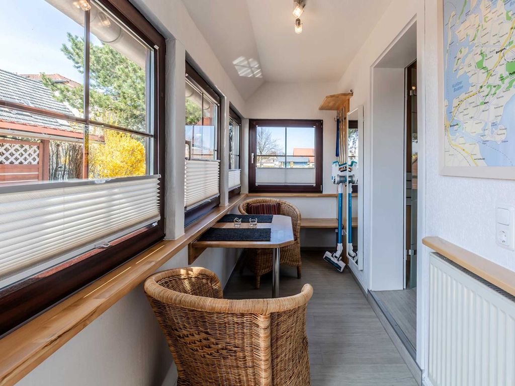 01 Ferienwohnung am Deich mit Terrasse - schöne Ferienwohnungen zwischen Deich und Wellen detail 1