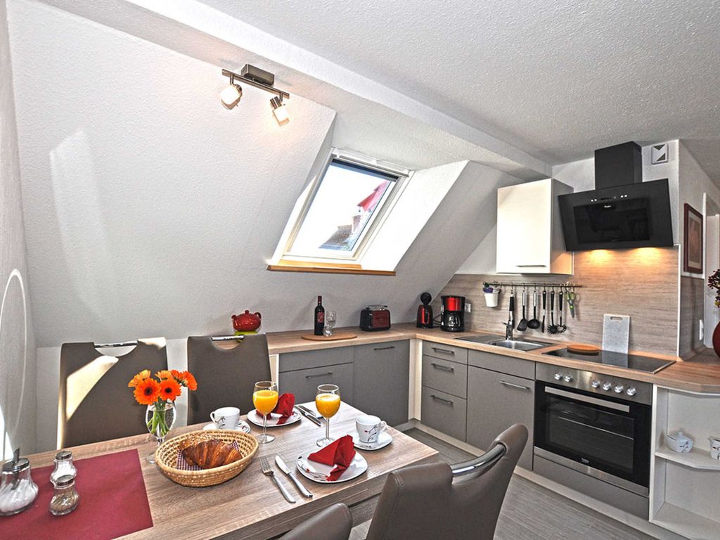 05 Ferienwohnung am Deich mit Balkon - schöne Ferienwohnungen zwischen Deich und Wellen detail 2