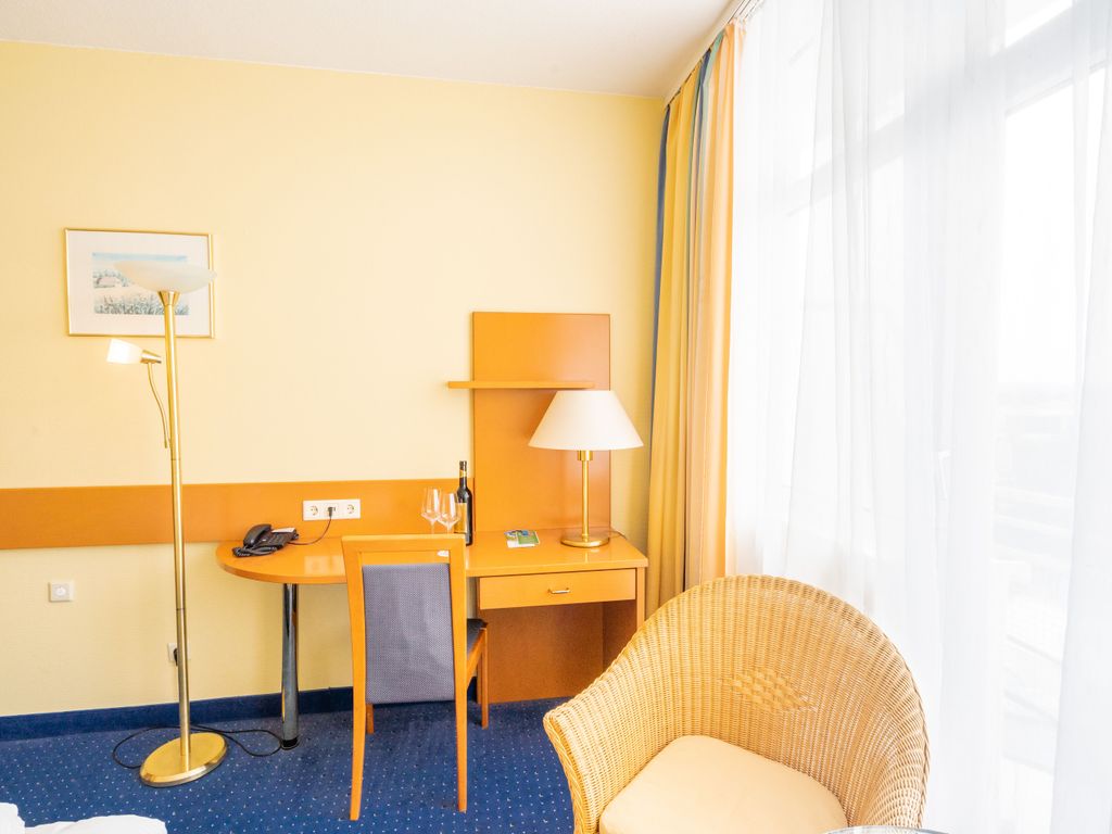 Doppelzimmer mit Stadtblick und Balkon - Arkona Strandhotel 4 Sterne Superior - direkt am Strand! detail 1