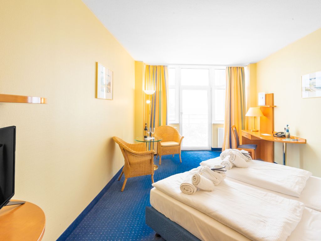 Doppelzimmer Meerseite mit Balkon - Arkona Strandhotel 4 Sterne Superior - direkt am Strand! detail 1