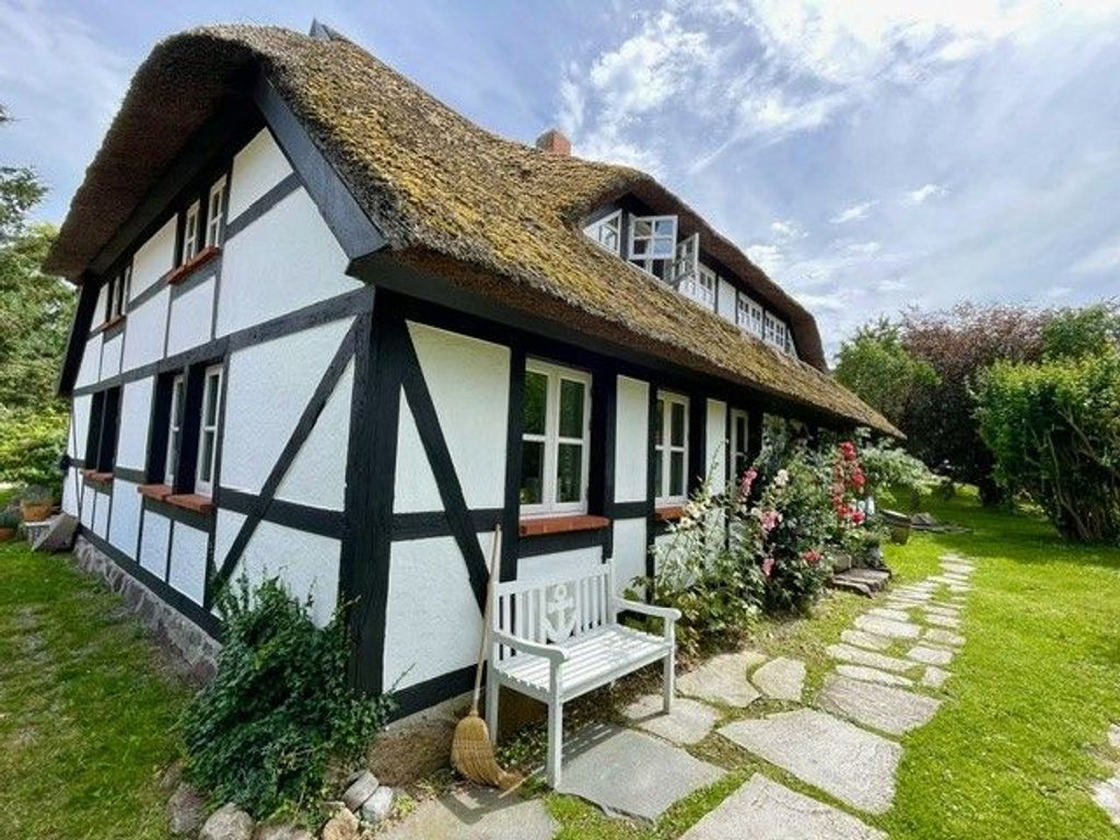 Mönchguter Ferienhaus unterm Reetdach mit Kamin und Sauna detail 2