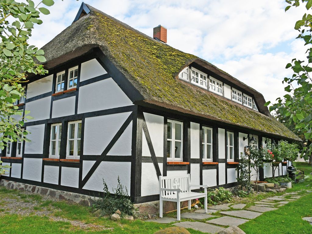 Mönchguter Ferienhaus unterm Reetdach mit Kamin und Sauna detail 4