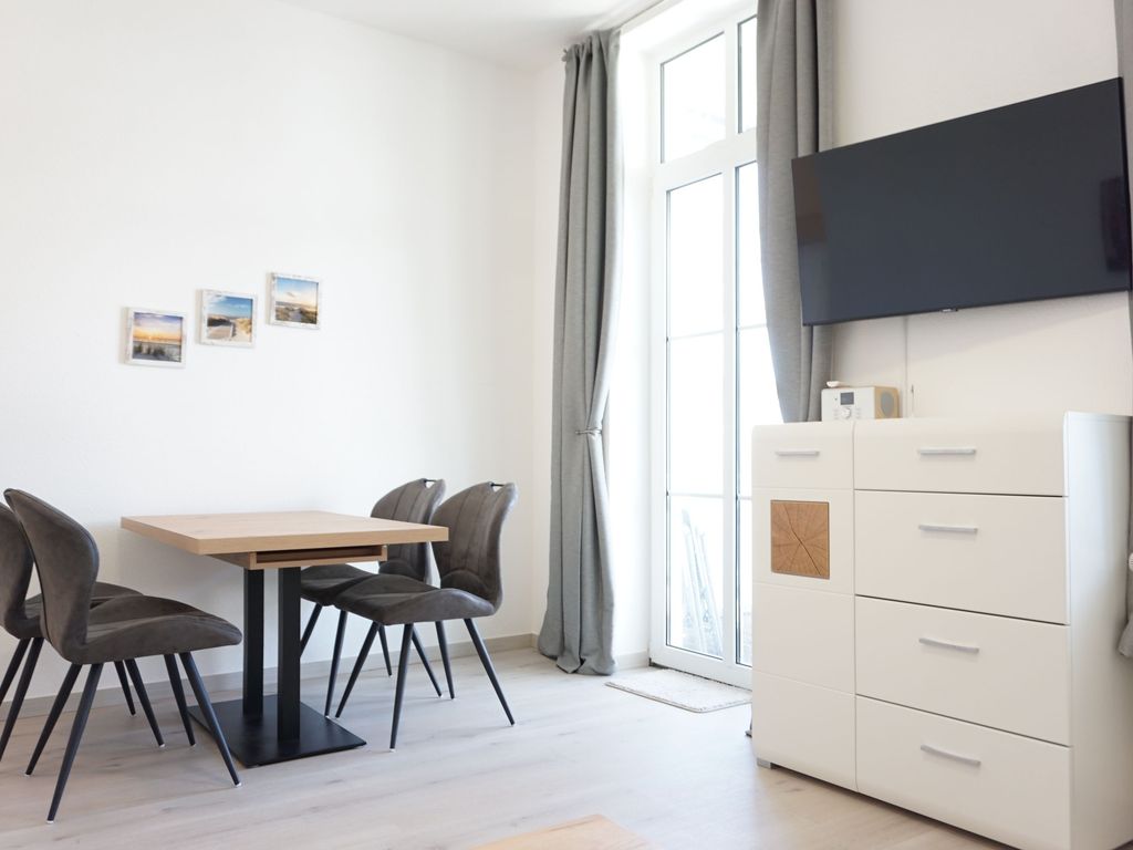 FeWo Nr.4 > 3-Zimmer-Ferienwohnung - Villa Azur - Meerblick - Sassnitz auf Rügen detail 4