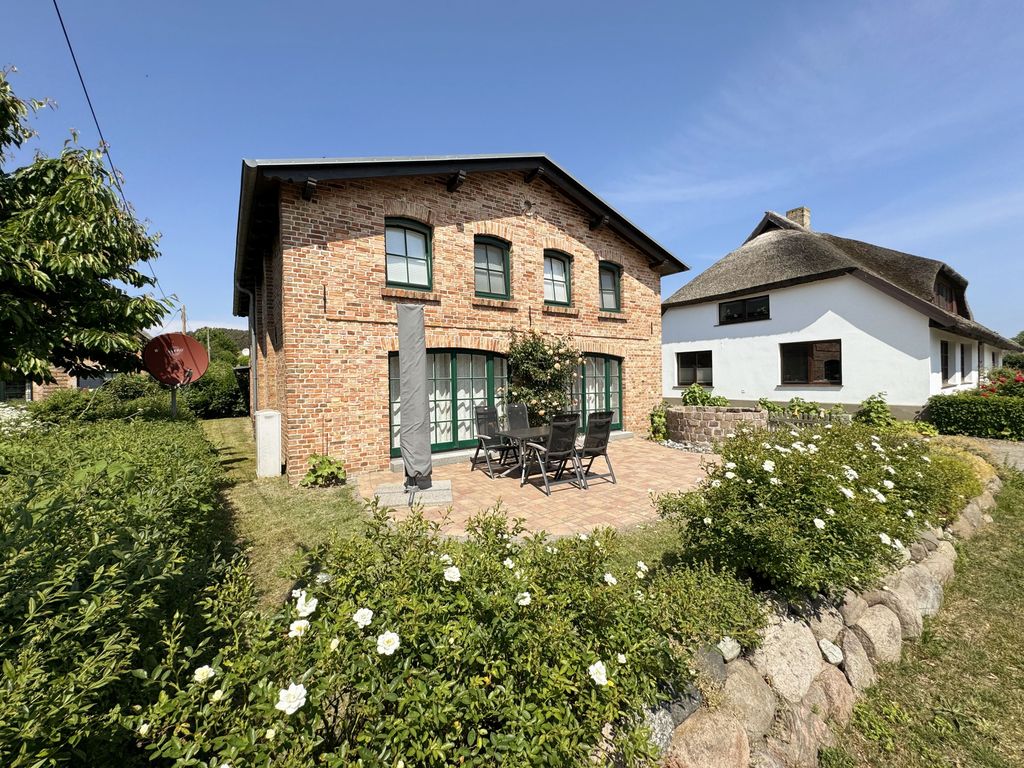 MR: Doppelhaushälfte Uns Kathus mit Terrasse & Kamin detail 1