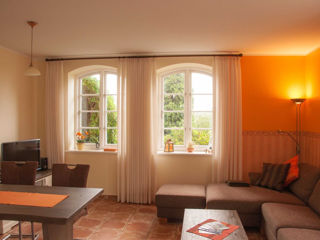 Nr. 2 Ferienwohnung mit Kamin - Ferienwohnungen im Landhaus am Deich mit großem Garten detail 2
