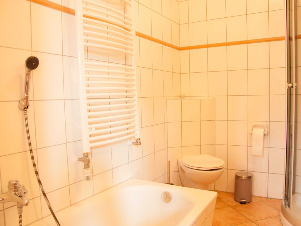 Nr. 2 Ferienwohnung mit Kamin - Ferienwohnungen im Landhaus am Deich mit großem Garten detail 1