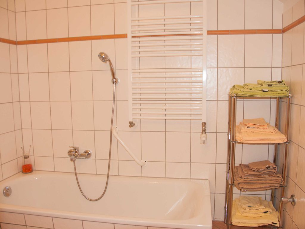 Nr. 1 Ferienwohnung mit Kamin - Ferienwohnungen im Landhaus am Deich mit großem Garten detail 4