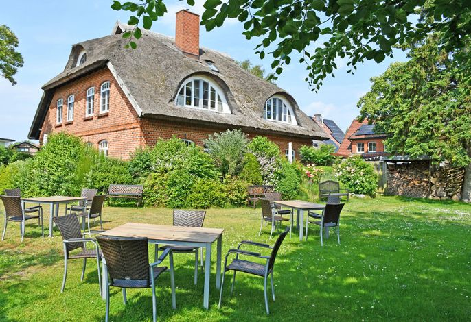 Ferienwohnungen im Landhaus am Deich mit großem Garten