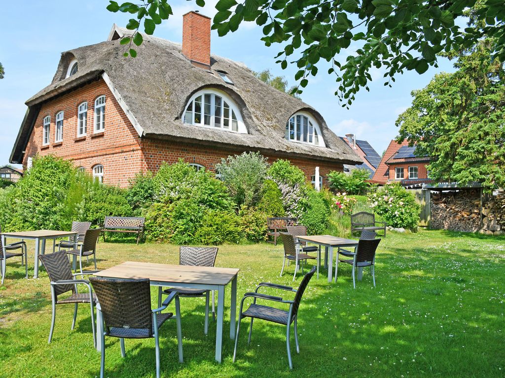 Ferienwohnungen im Landhaus am Deich mit großem Garten