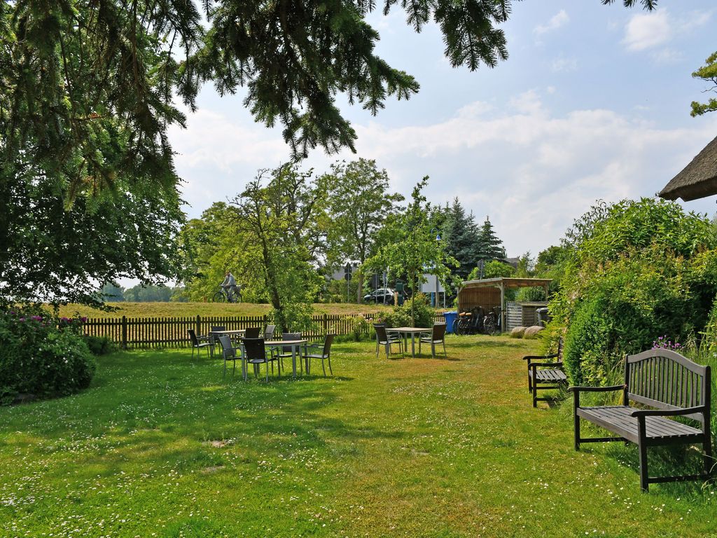 Ferienwohnungen im Landhaus am Deich mit großem Garten detail 2