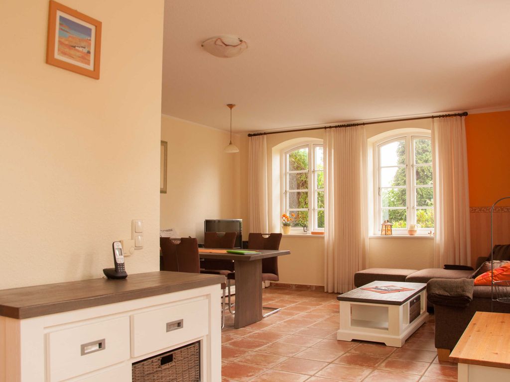 Nr. 2 Ferienwohnung mit Kamin - Ferienwohnungen im Landhaus am Deich mit großem Garten detail 3