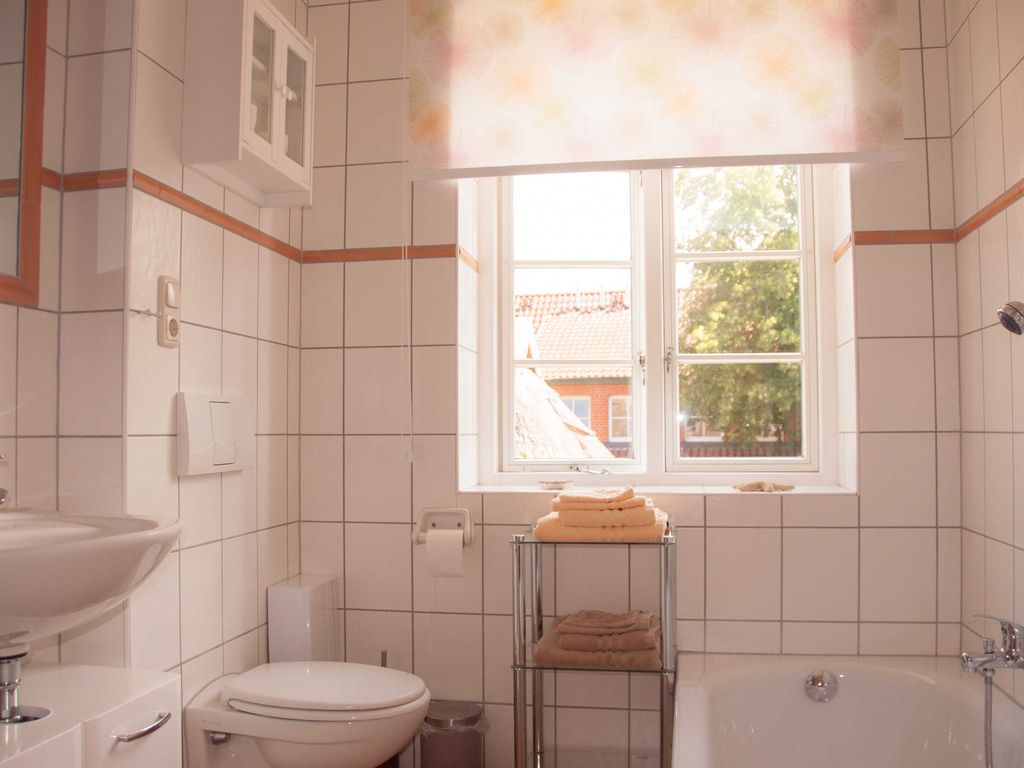 Nr. 3 Appartement mit Kamin - Ferienwohnungen im Landhaus am Deich mit großem Garten detail 3