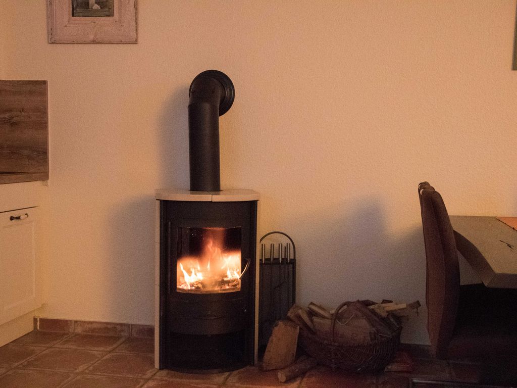 Nr. 2 Ferienwohnung mit Kamin - Ferienwohnungen im Landhaus am Deich mit großem Garten detail 4