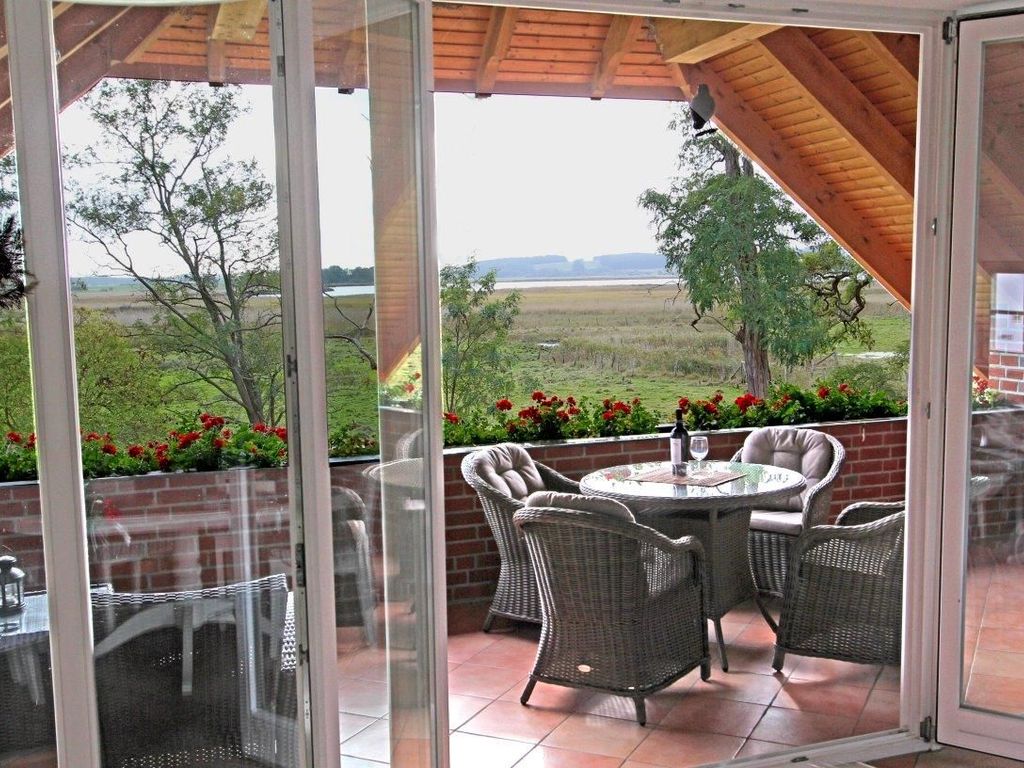 Ferienwohnung mit Balkon und Kamin Störtebeker - schöne Ferienwohnungen mit Terrasse/Balkon u. Sauna detail 1