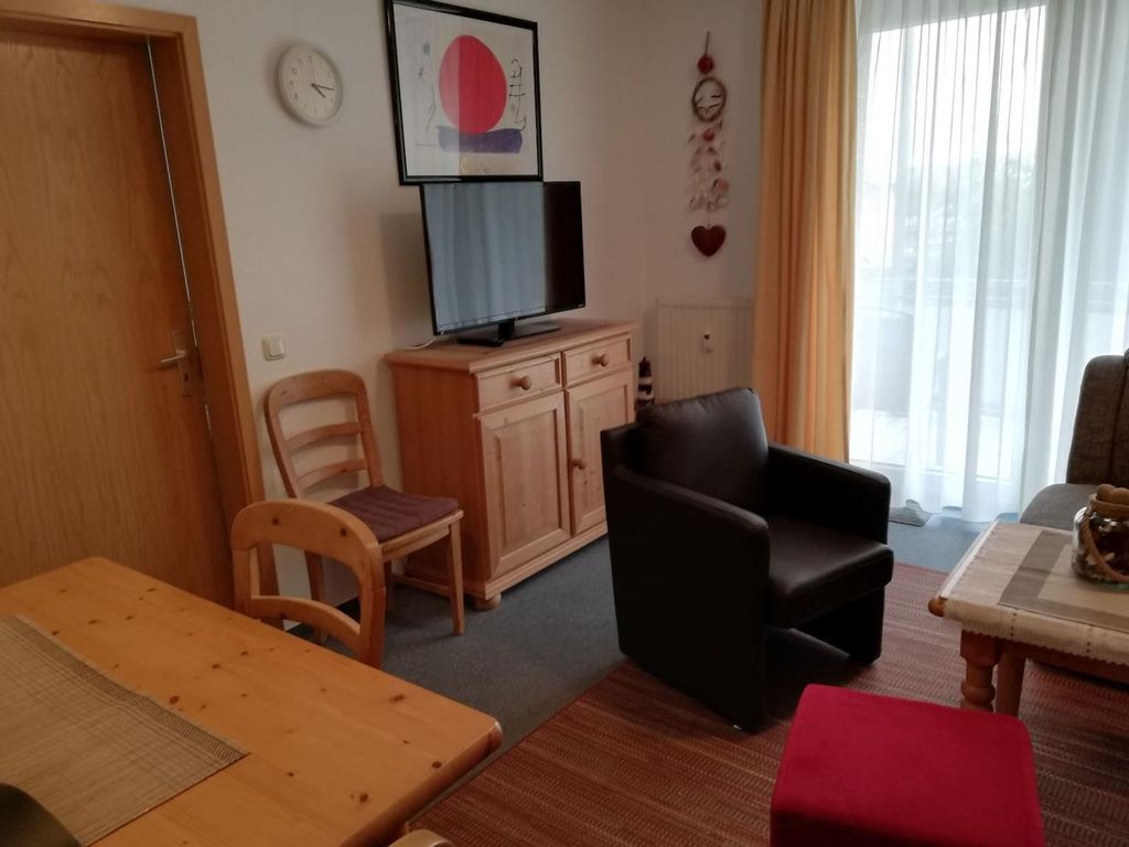 EIN-10 - Helle 2-Zimmer-Wohnung mit Balkon & Komfort (HT)