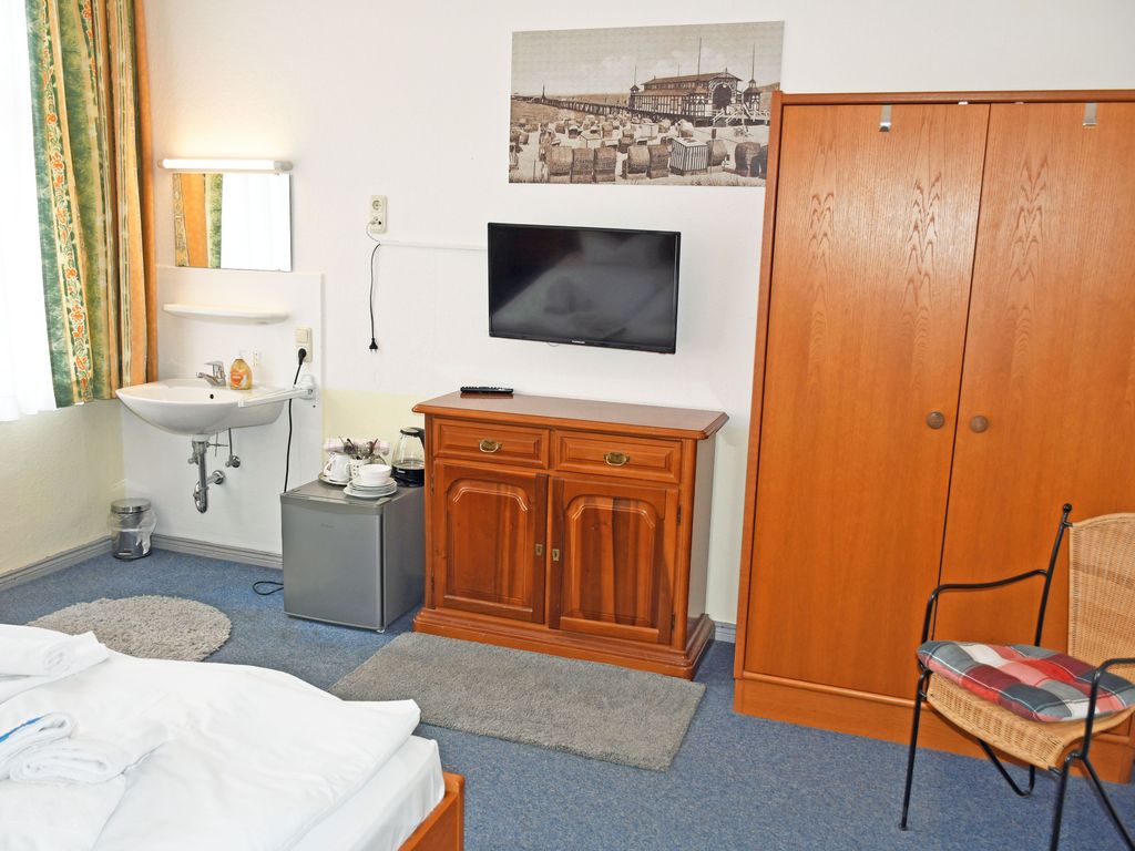 Budgetzimmer mit Dusche/WC auf dem Flur 16 - Appartementhaus Sellin in Stil der Bäderarchitektur detail 3