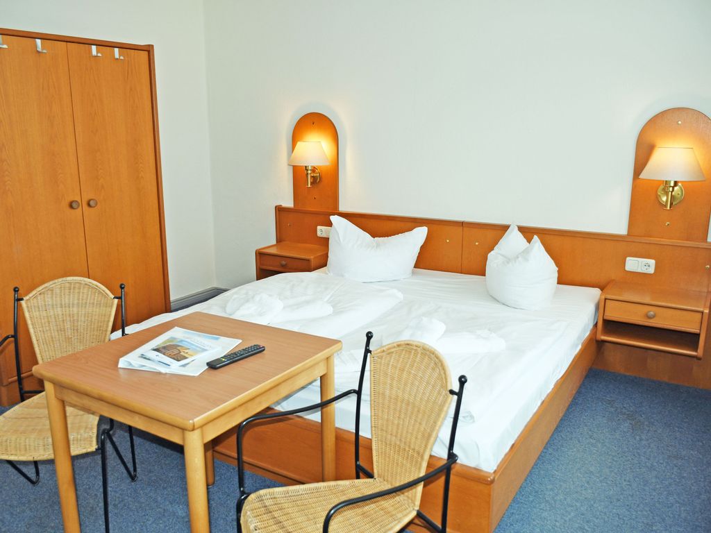 Budgetzimmer mit Dusche/WC auf dem Flur 21 - Appartementhaus Sellin in Stil der Bäderarchitektur detail 1