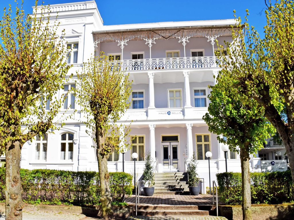 Appartementhaus Sellin in Stil der Bäderarchitektur detail 1