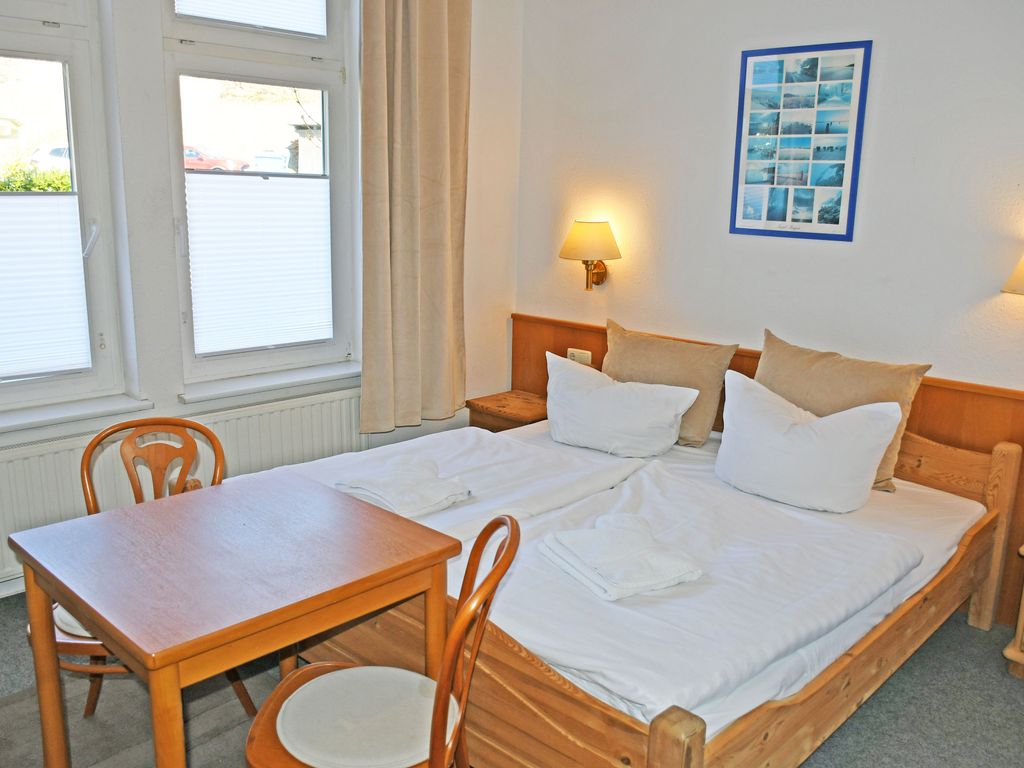 Doppelzimmer 40 - Appartementhaus Sellin in Stil der Bäderarchitektur detail 1