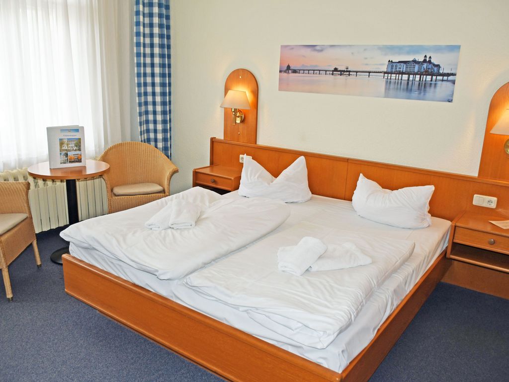 Doppelzimmer Balkon 24 gem - Appartementhaus Sellin in Stil der Bäderarchitektur detail 1