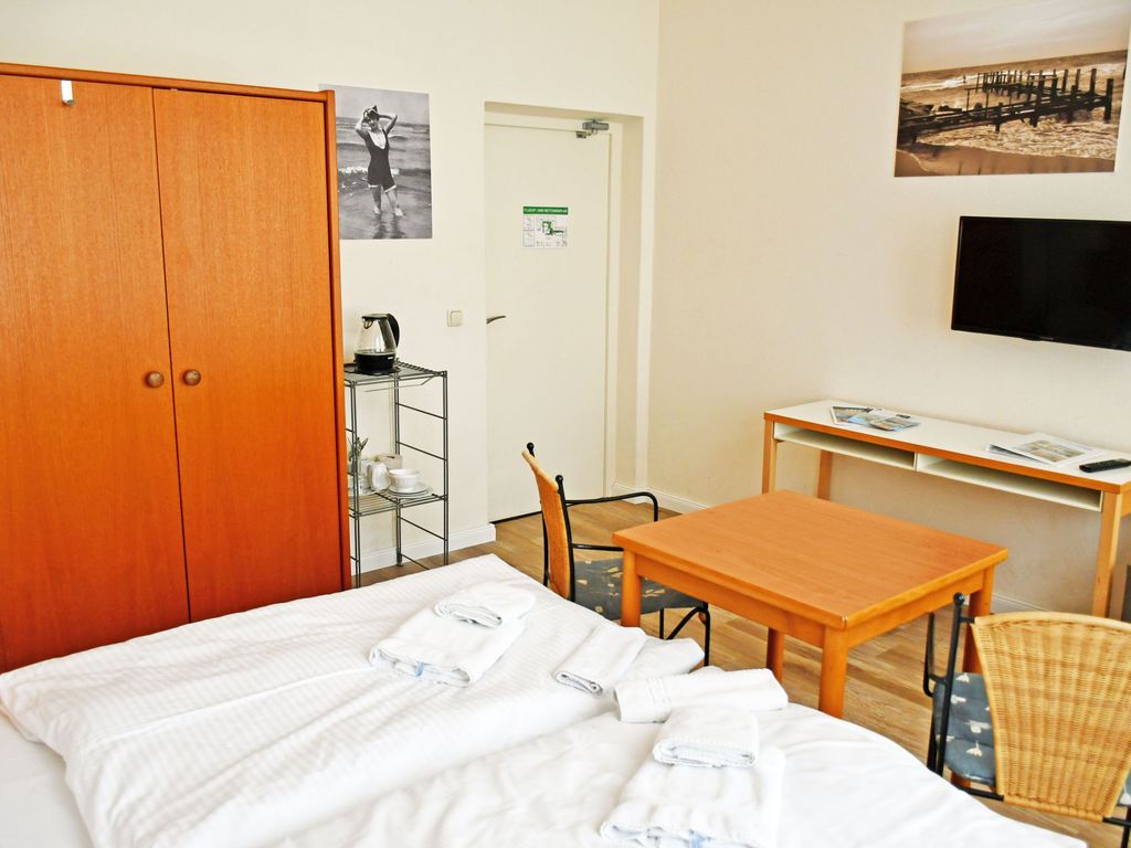 Budgetzimmer mit Dusche/WC auf dem Flur 17 - Appartementhaus Sellin in Stil der Bäderarchitektur detail 2