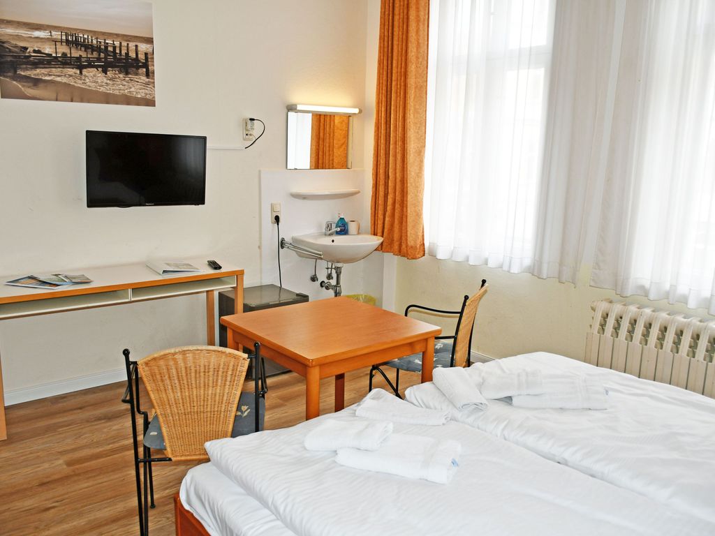 Budgetzimmer mit Dusche/WC auf dem Flur 12 - Appartementhaus Sellin in Stil der Bäderarchitektur detail 2