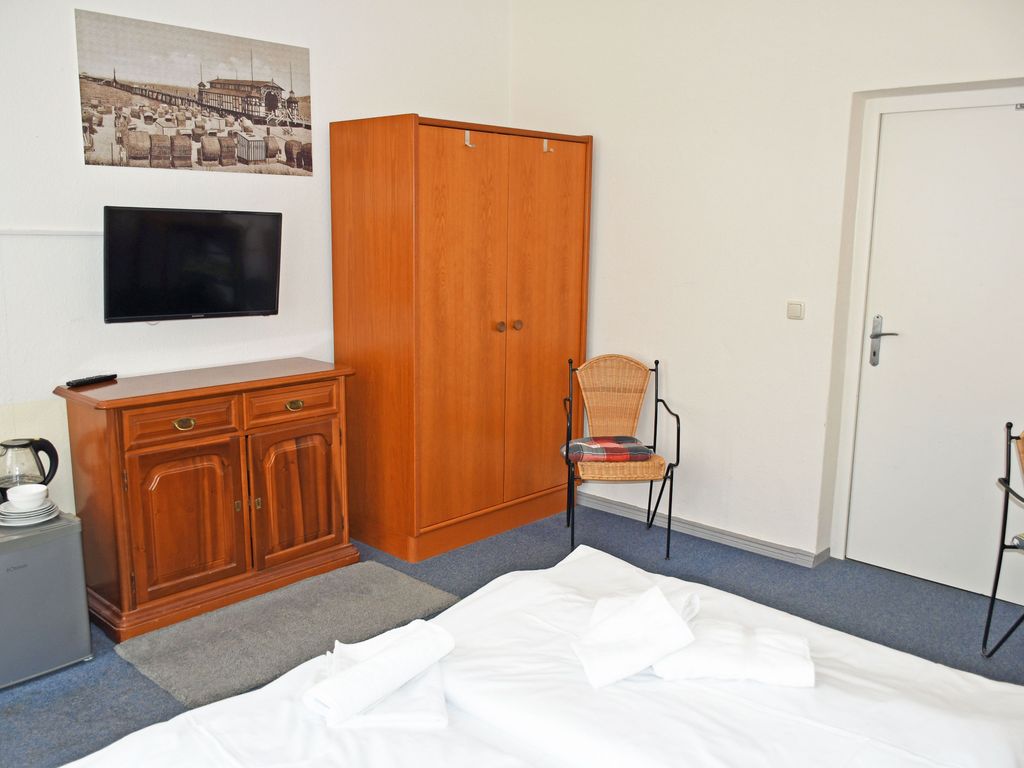 Budgetzimmer mit Dusche/WC auf dem Flur 16 - Appartementhaus Sellin in Stil der Bäderarchitektur detail 2