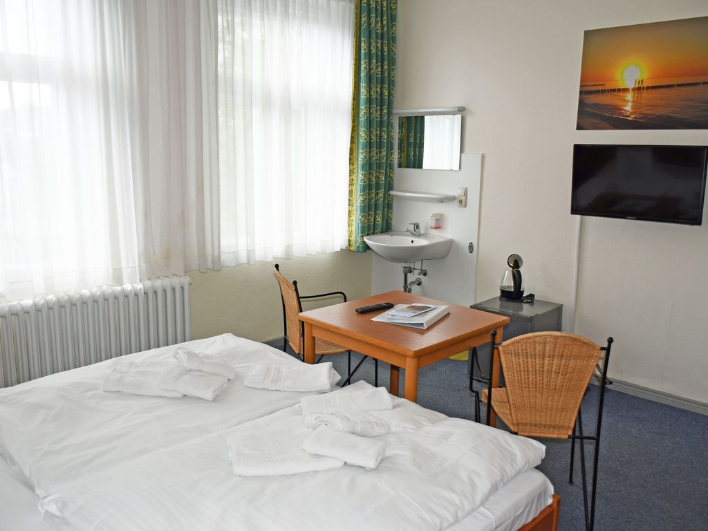 Budgetzimmer mit Dusche/WC auf dem Flur 21 - Appartementhaus Sellin in Stil der Bäderarchitektur detail 3