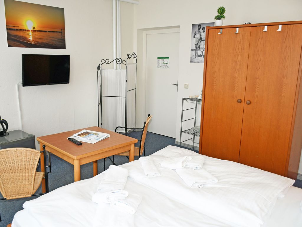 Budgetzimmer mit Dusche/WC auf dem Flur 21 - Appartementhaus Sellin in Stil der Bäderarchitektur detail 2